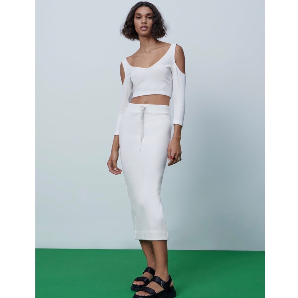 CO-ORD SET- RIBBED SKIRT W. SLIT + CUT OUT TOP